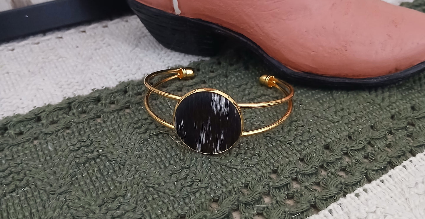 Classic Cowhide Cuff Bracelet - Everyday Elegance