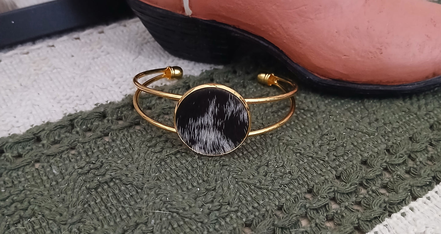 Classic Cowhide Cuff Bracelet - Everyday Elegance