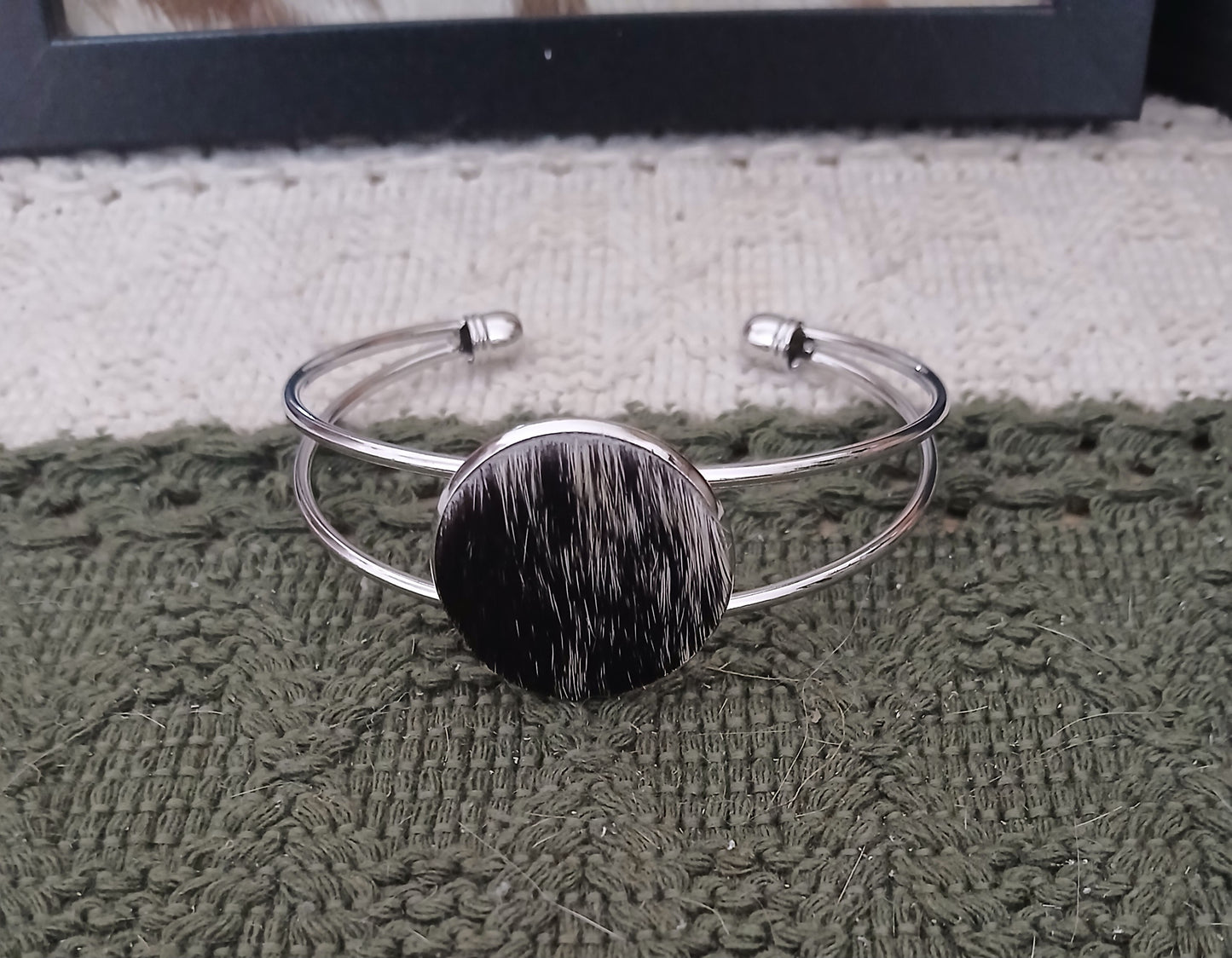 Classic Cowhide Cuff Bracelet - Everyday Elegance