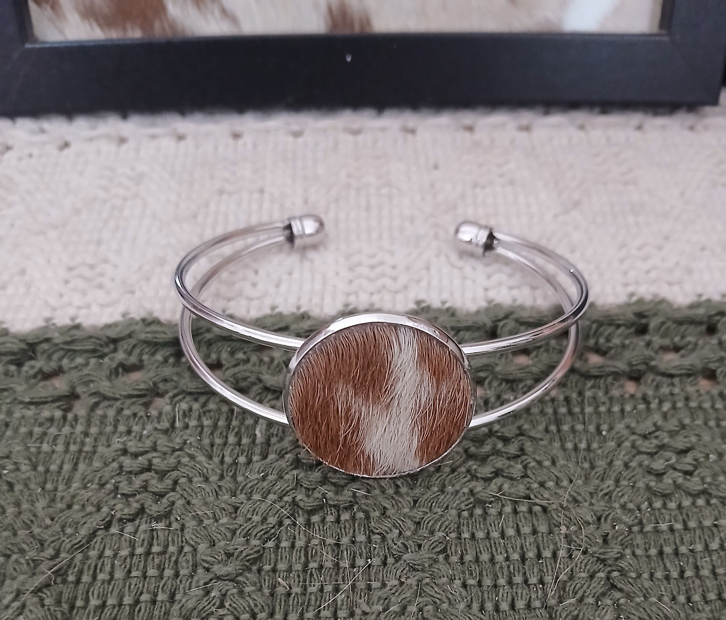 Classic Cowhide Cuff Bracelet - Everyday Elegance