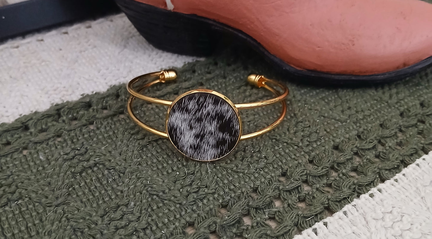 Classic Cowhide Cuff Bracelet - Everyday Elegance