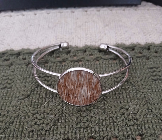 Classic Cowhide Cuff Bracelet - Everyday Elegance