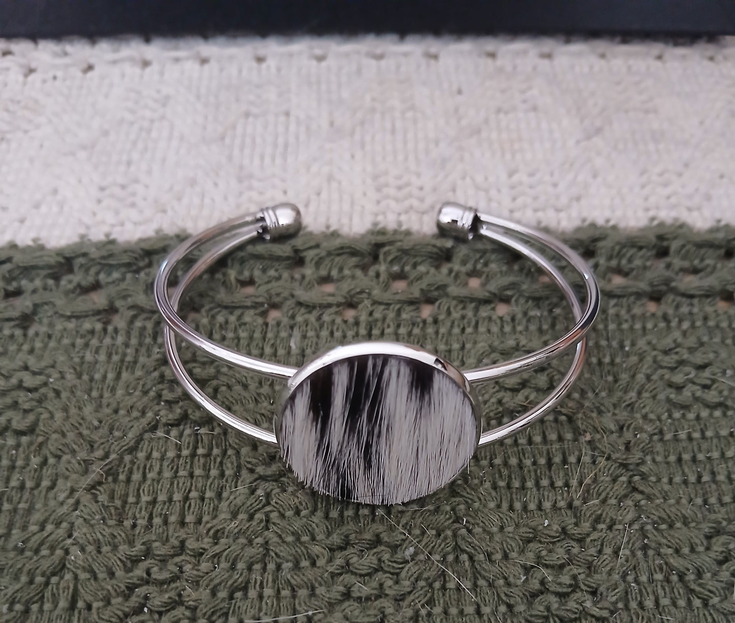 Classic Cowhide Cuff Bracelet - Everyday Elegance