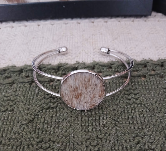 Classic Cowhide Cuff Bracelet - Everyday Elegance